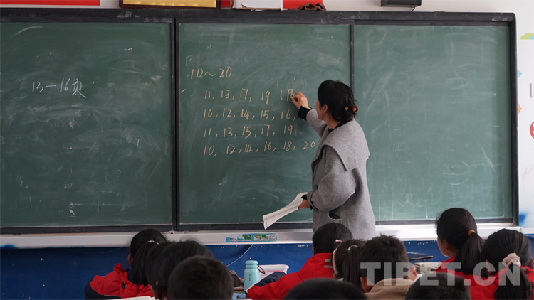 春日的洛隆县第一小学