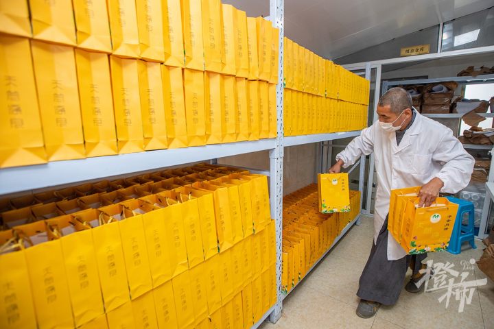 杭州各大寺庙“筒儿月饼”陆续开售！橙柿独家探访中天竺“月饼厨房”：吃货最惦记的素月饼是怎么做出来的？