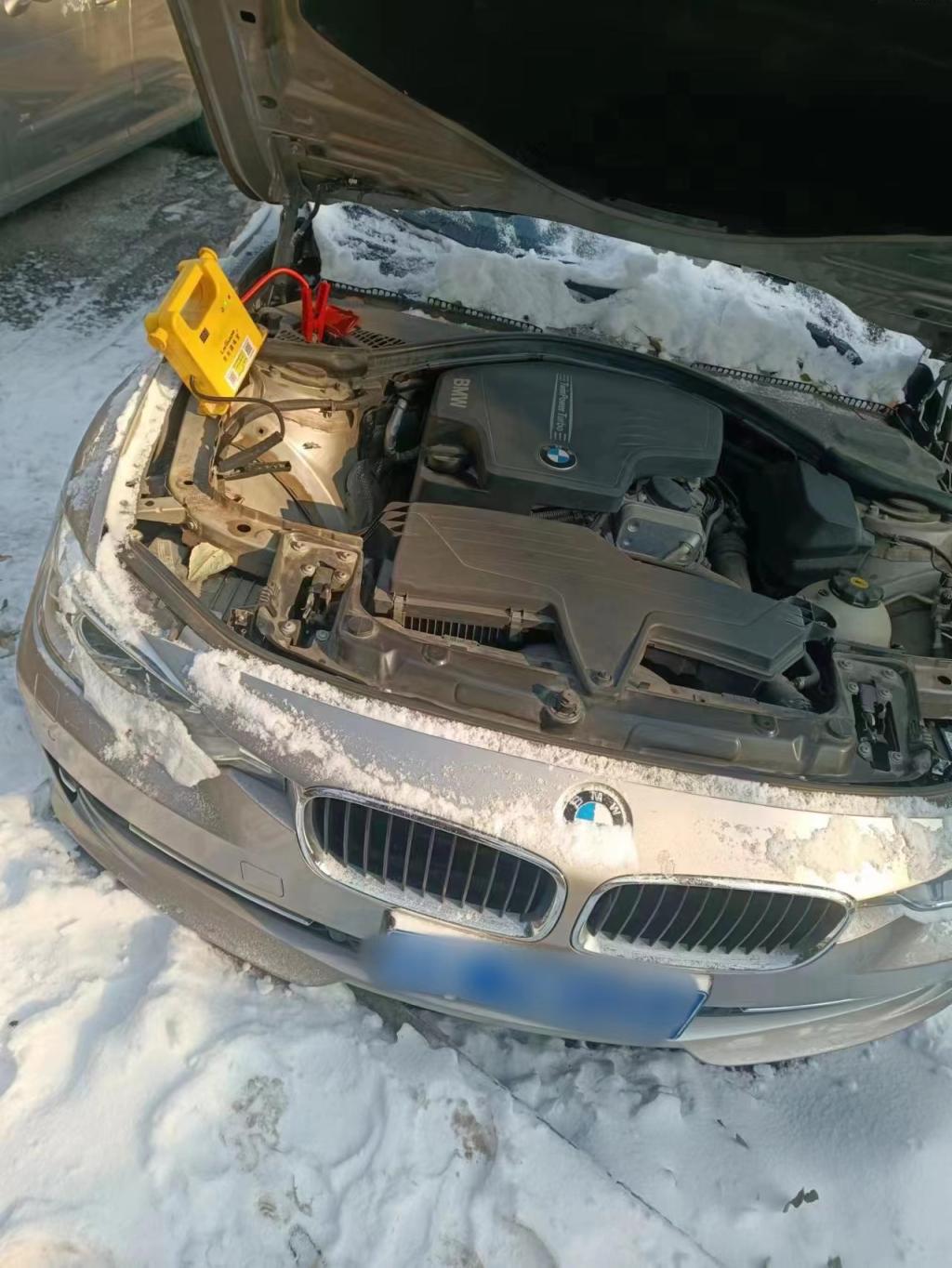 雪天24小时车辆救援,车辆高速上趴窝交警救助