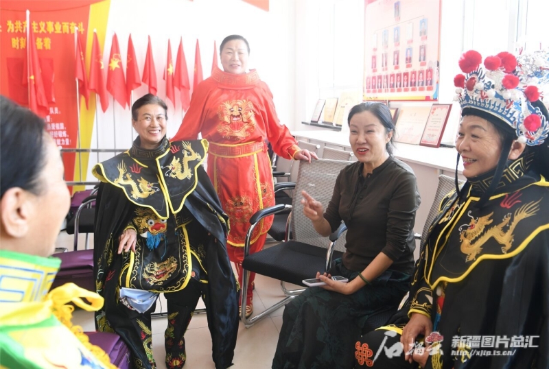 帅！福海县有一支“变脸”阿姨艺术团