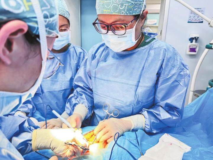 中国医师节向所有白衣天使致敬,敬佑生命救死扶伤大爱无疆解释