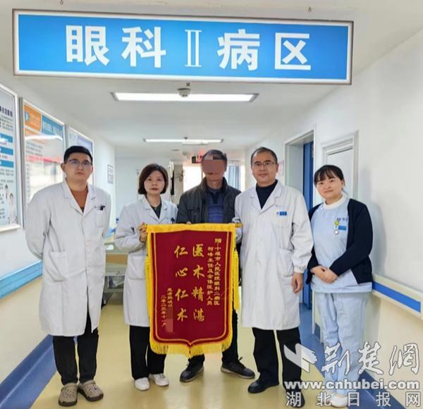 男子被钢筋刺穿接诊医生吓傻,男子被钢筋刺穿身体去做手术