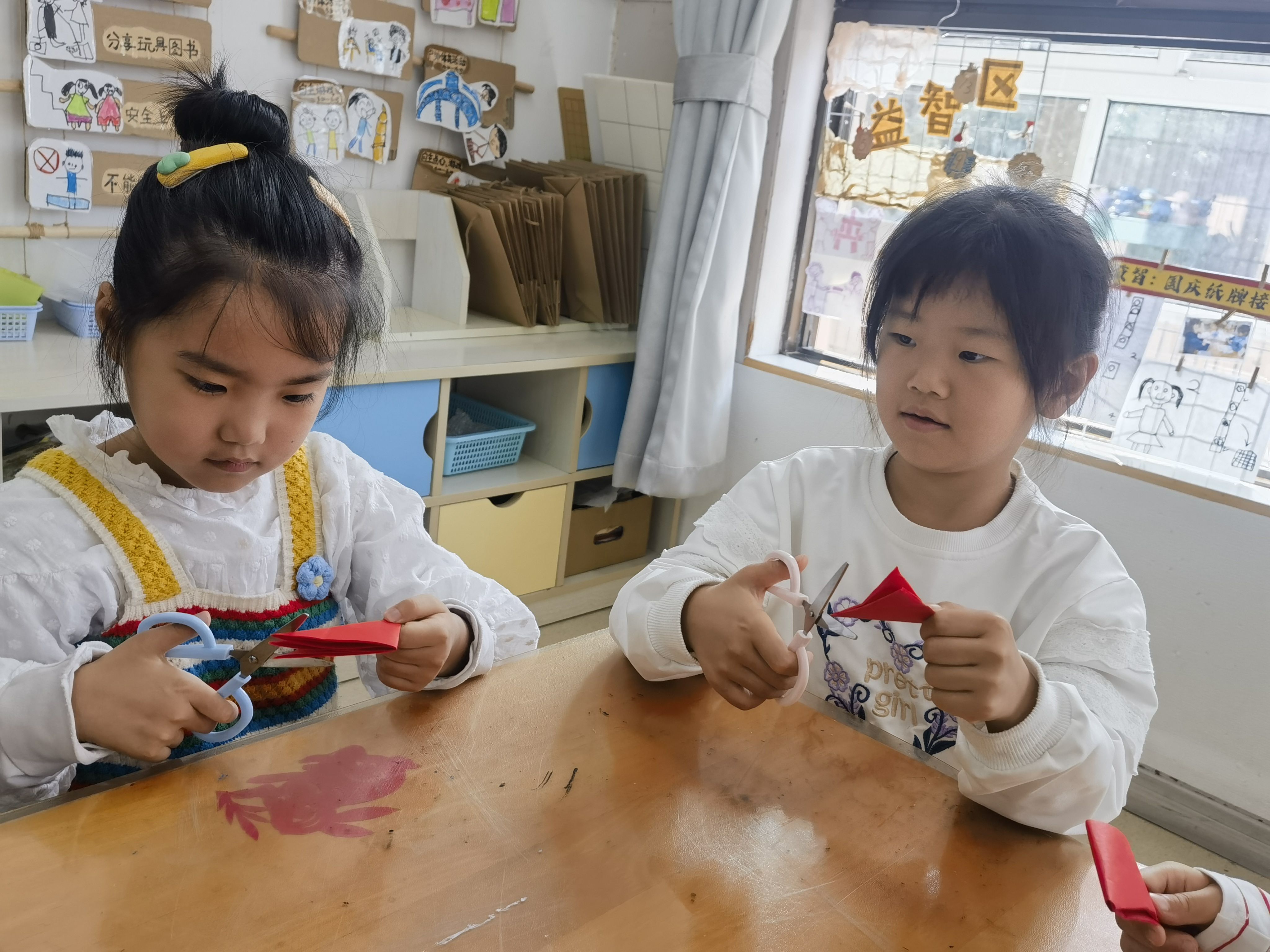 弘扬传统文化传承剪纸艺术——南京师范大学龙江幼儿园非遗趣味剪纸活动