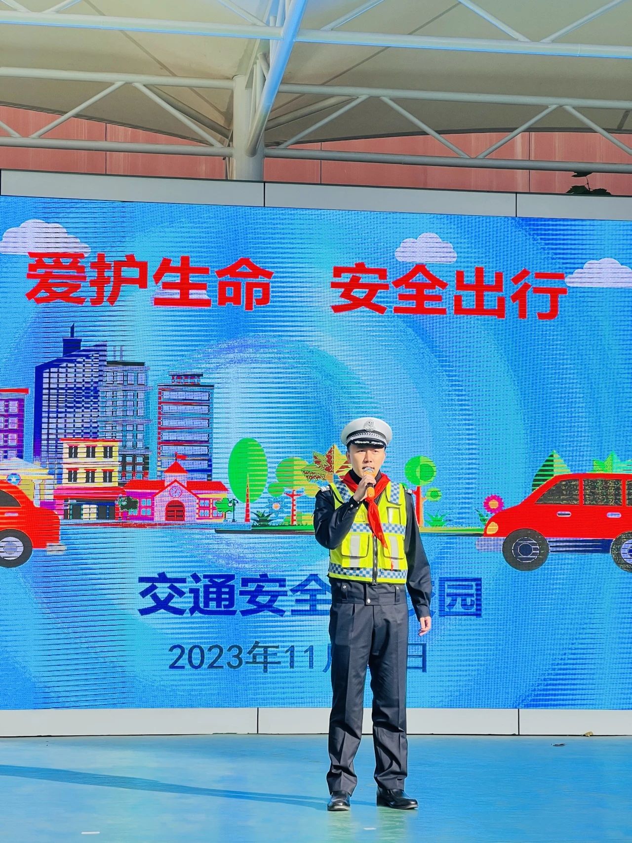 华联小学交通安全宣讲活动,太白街小学交通安全主题课