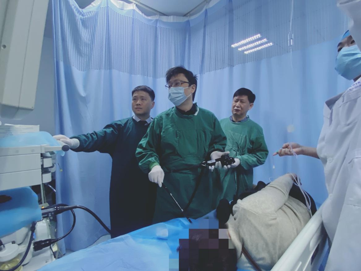 取出的骨片边缘锋利似刀片！女子摸黑吞食财鱼面被鱼鳃骨“割喉”