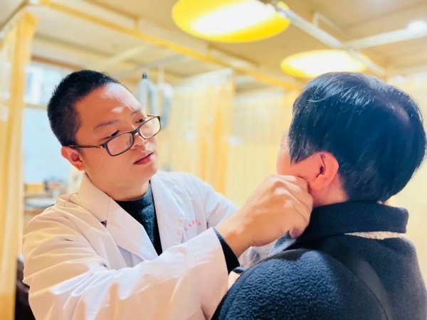 一吃东西耳朵就隆隆作响,一吃东西耳朵附近咔咔响