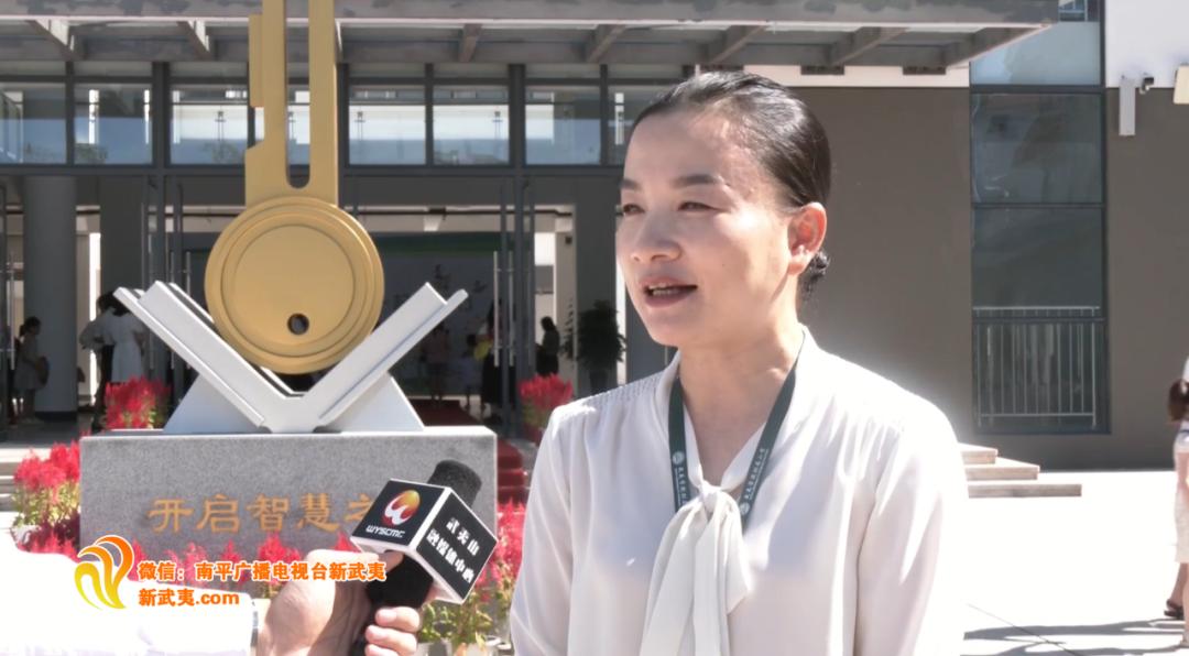 新学期新气象直击开学第一天,开学季新校园新活力