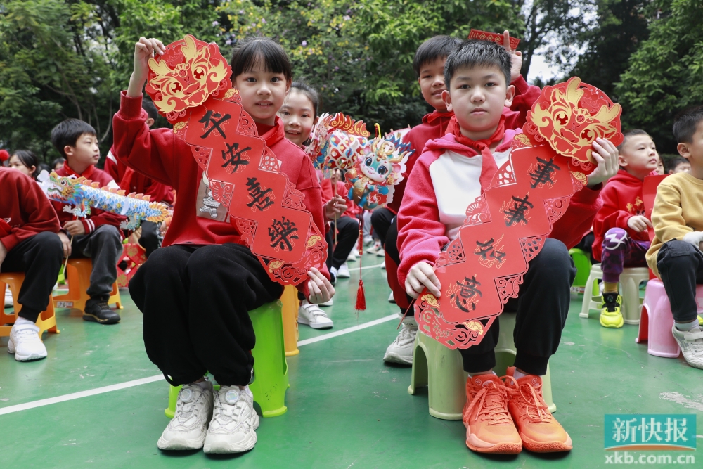 喜气洋洋迎开学！荔湾区这所小学向学生派发“福气签”
