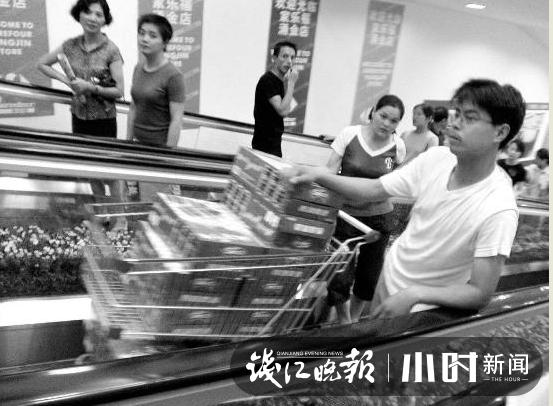 西湖边开了18年，杭州最后一家家乐福要关了，你在那里办过卡吗？