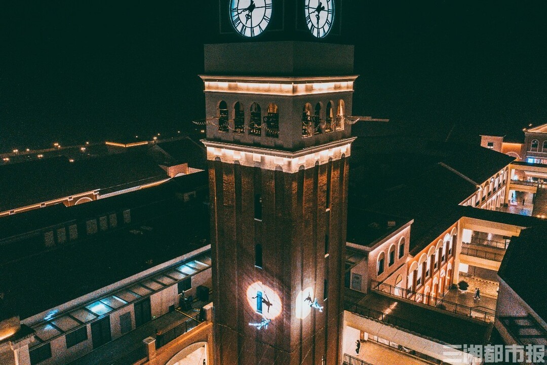 九龙仓时代奥莱入湘五周年，上演长沙首个高空墙体秀