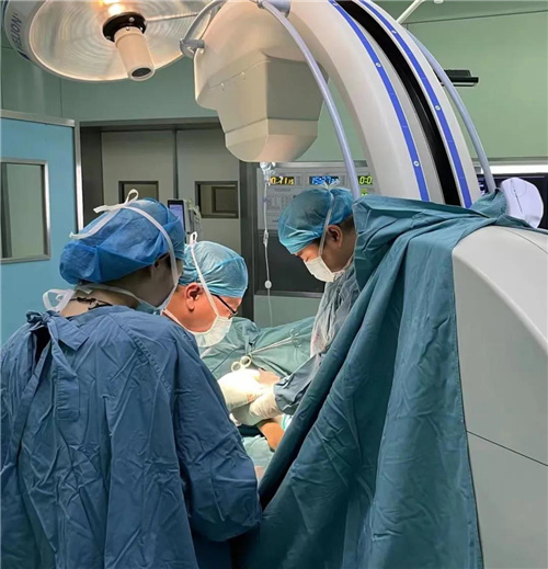 让“瓷娃娃”不再脆弱，青岛妇儿医院完成省内首例“脆骨症”患儿可延长髓内针内固定术