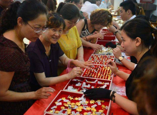 当年笑话大金链子的年轻人，开始疯狂囤金