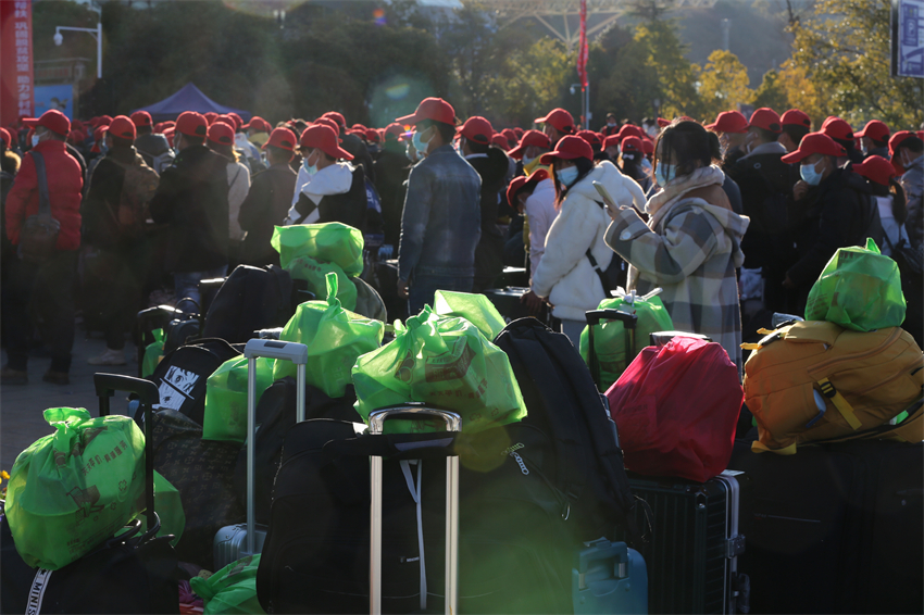 “出去务工3个月，保底收入20000元”，昨天这批工人登上了希望的列车