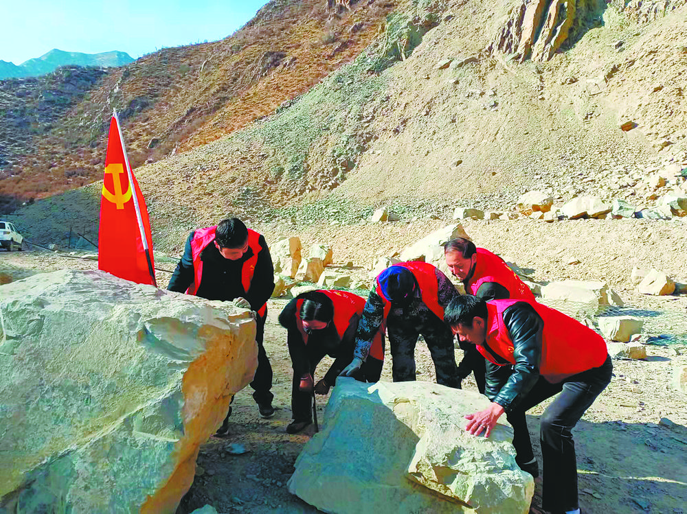 初心映照一抹红*党**旗飘扬显担当