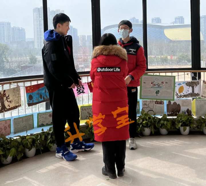 怎么让1米6的小学生快速长高,五年级小学生身高1米8该怎么练