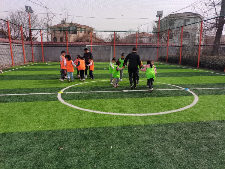 淄博高新区四宝山街道金都花园社区：成立少年女子足球队打造新时代文明实践温暖公益课堂