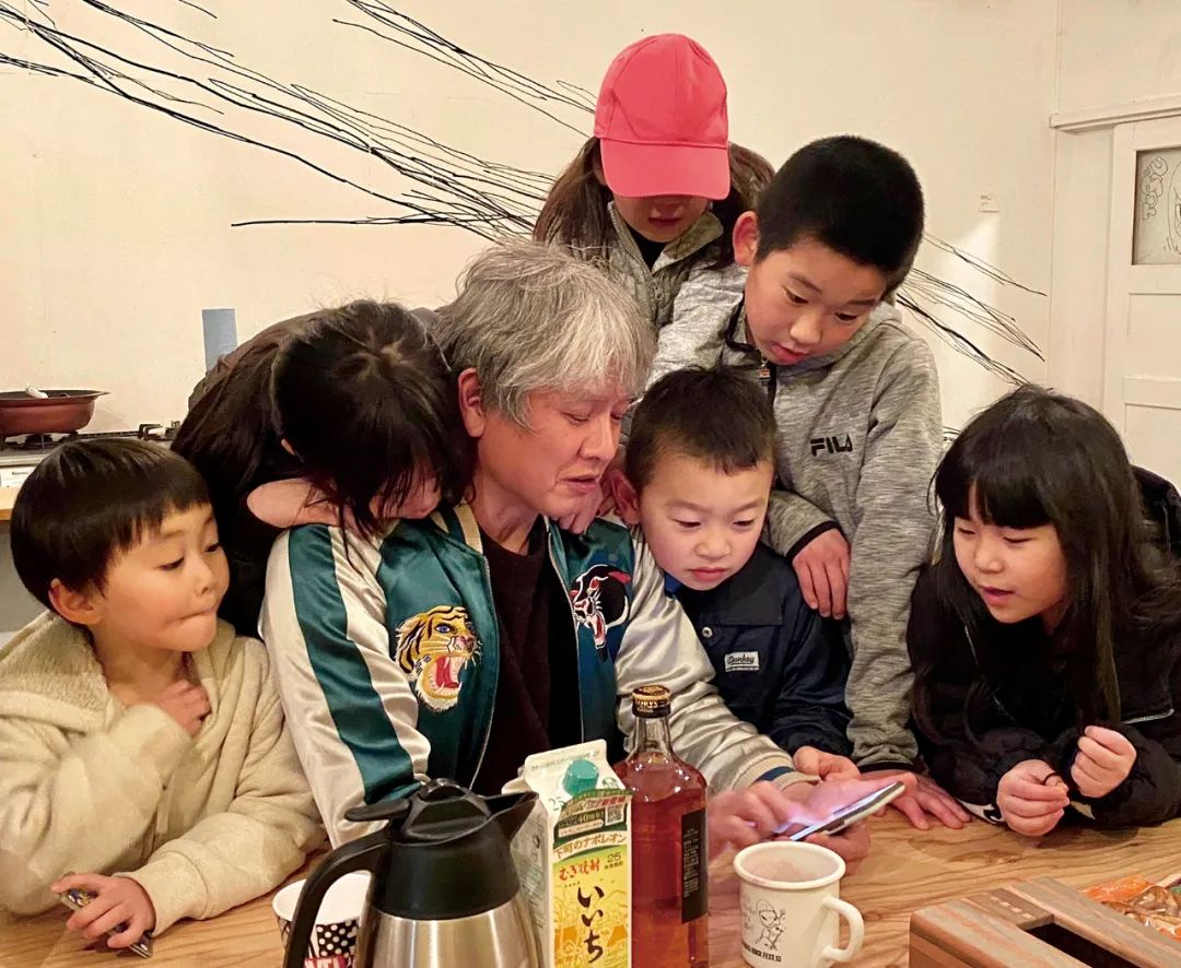 奈良美智情绪表达,奈良美智眯眯眼