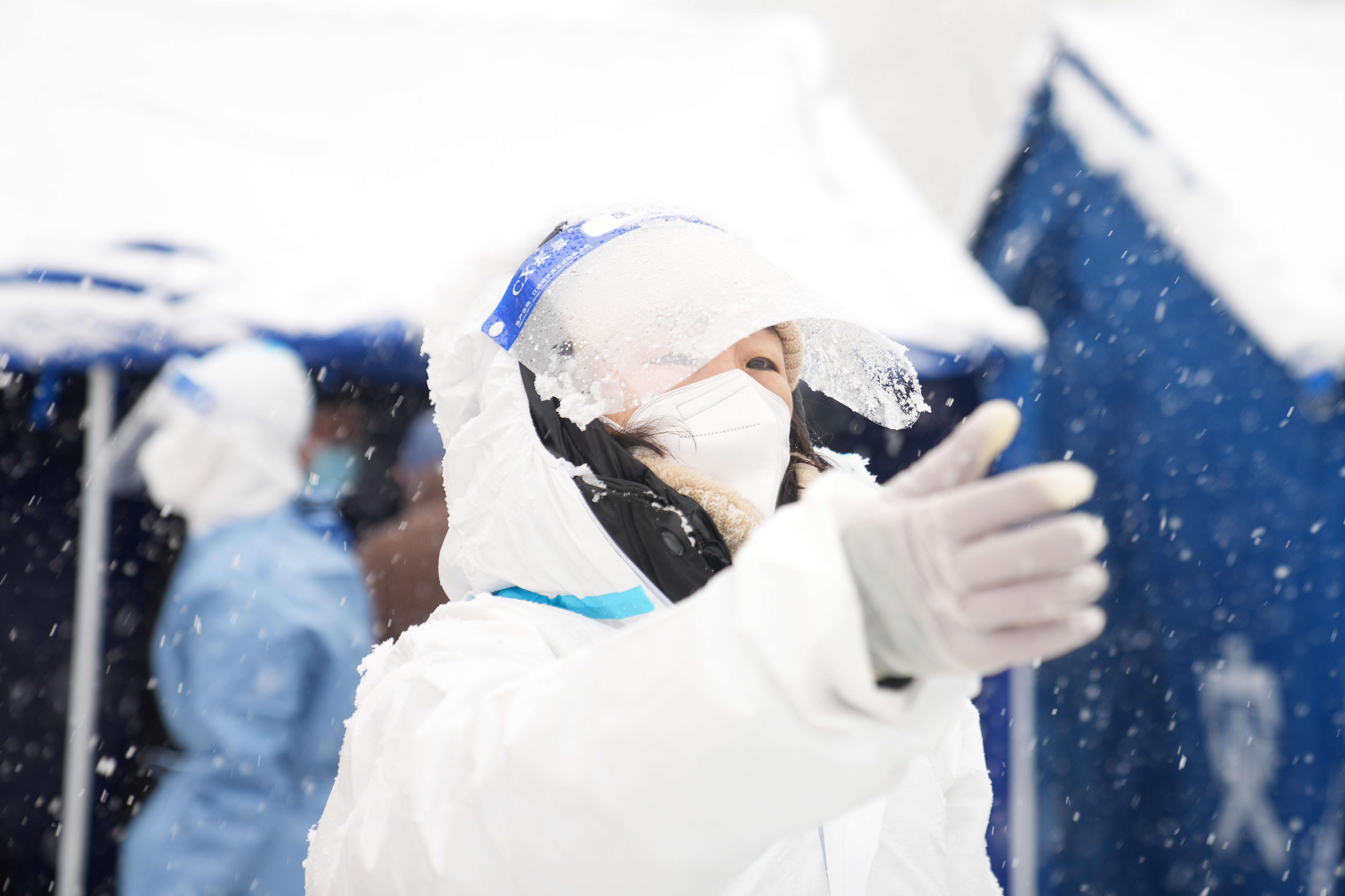 风雪中为疫情防控奉献,疫情防控致敬风雪严寒中的守护者