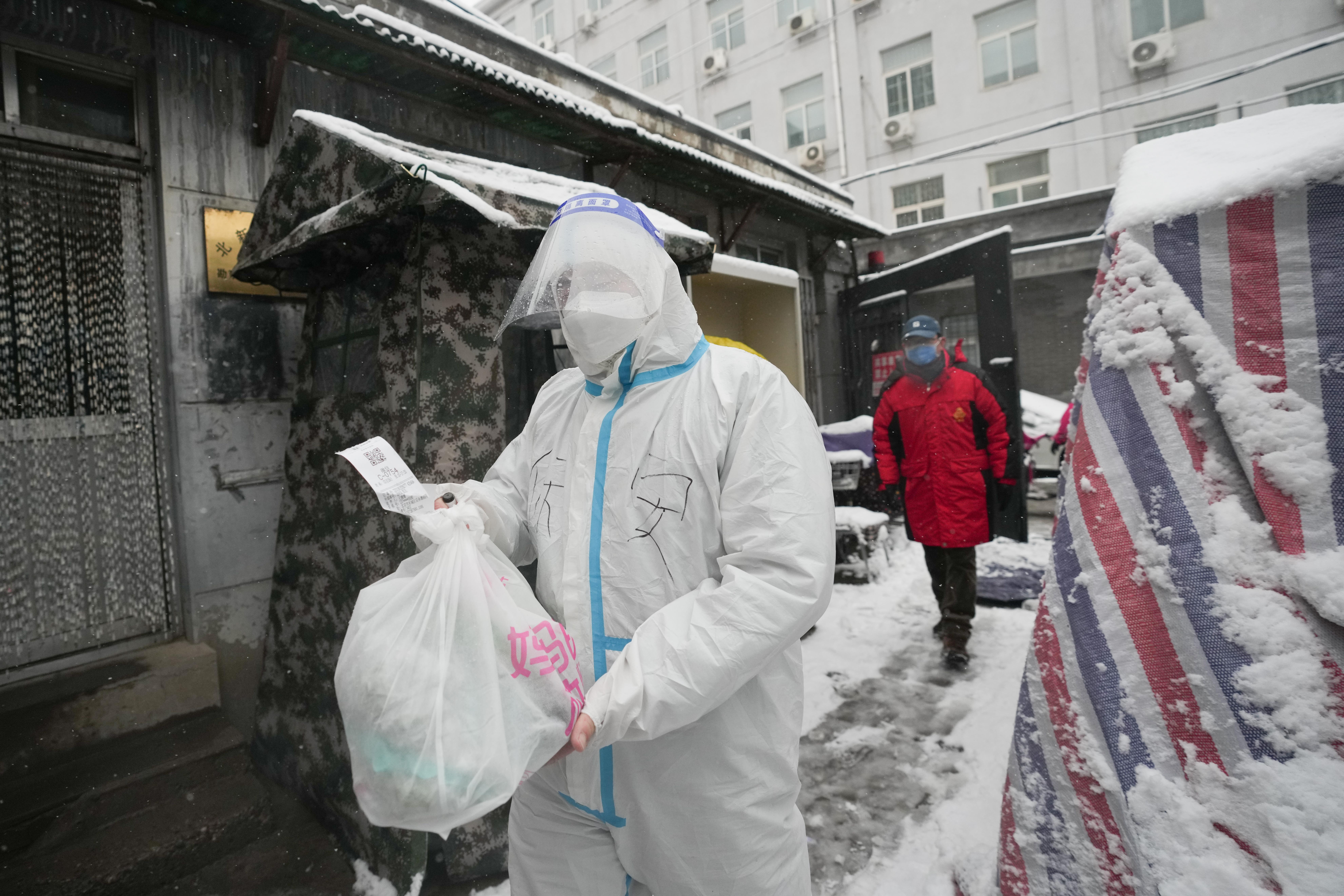 风雪中为疫情防控奉献,疫情防控致敬风雪严寒中的守护者