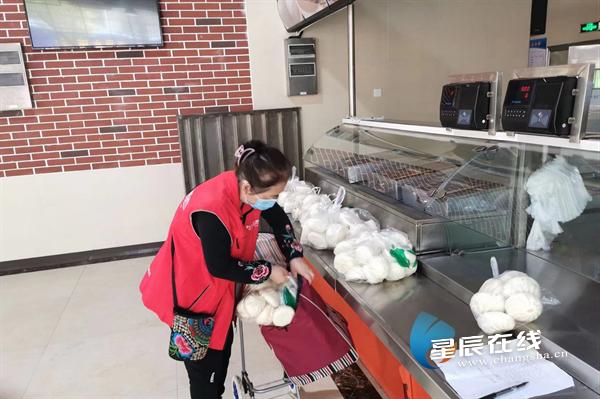 朱汉英：怀揣为民服务之心，扎根志愿服务岗发光发热