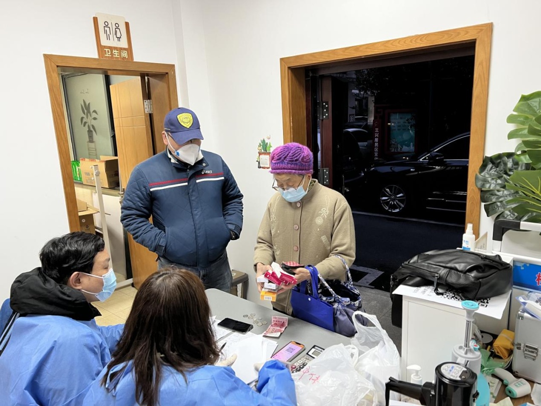 老人被封无法配药怎么办？3个小青年带60多张医保卡帮小区老人一次把药配齐