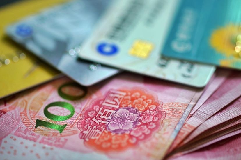 “翻墙”之后卡被盗刷近5万元,银行要赔偿吗?