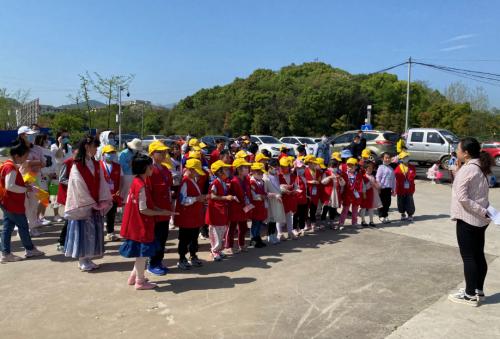 快讯！春来种藕夏赏莲庐山植物园专家教广电小记者种碗莲