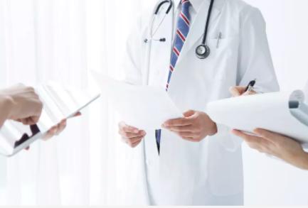 小孩眼睛部位被石灰腐蚀了,孩子眼白被石灰灼伤