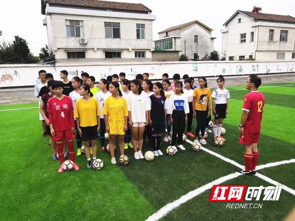 常德市第十七中学：物理老师带出“冠*队军**”照亮“追风少年”绿荫梦