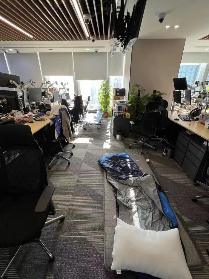 特写丨隔离1个月,那些睡在单位的“金融民工”怎么样了?最盼“洗澡自由”