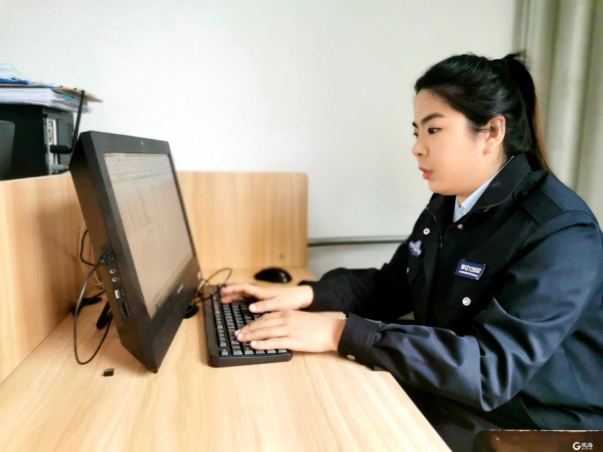 她和独居老人有个“窗帘的约定”