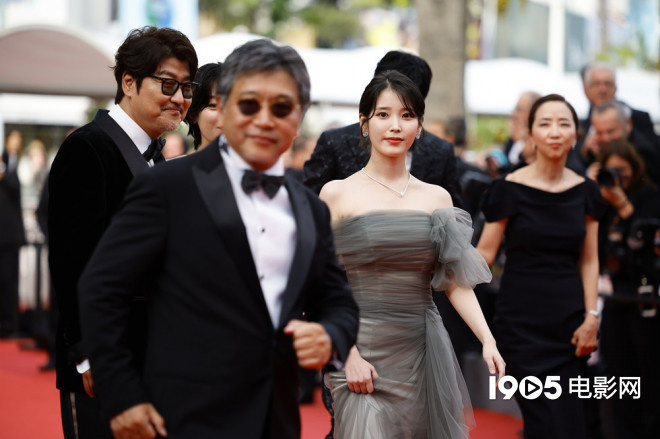 姜栋元出席活动,iu掮客韩国首映