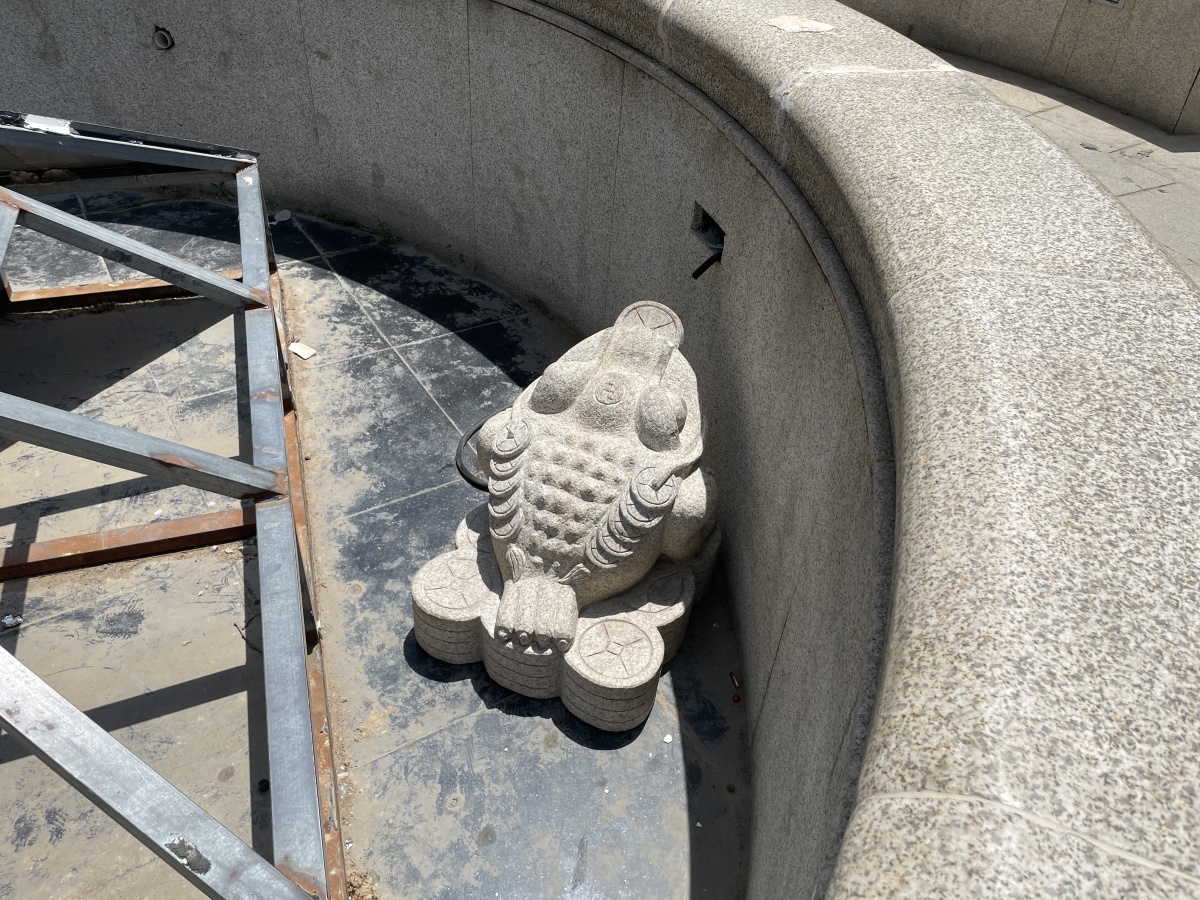 郑州砸伤男童,郑州男子被脱落墙砖砸死