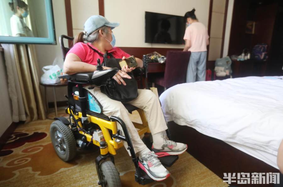 青岛一六旬母亲坐轮椅送考,一位母亲送准考证的感人片段