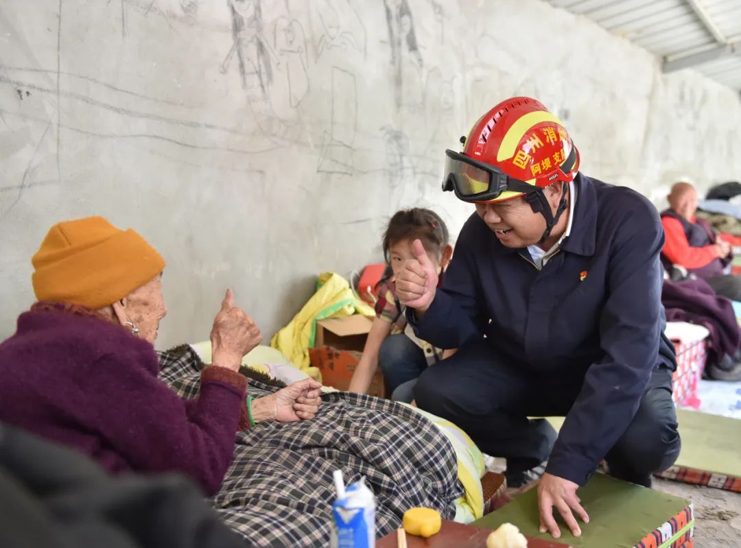 刘坪在马尔康市草登乡走访慰问受灾群众