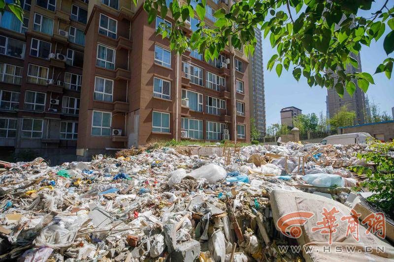 中环国际城南区小区居民楼旁长期堆积建筑垃圾业主担心火灾隐患