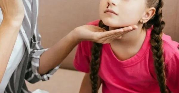 老年人流鼻血怎么止血,小孩流鼻血止血的做法