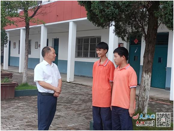 李荣春爱岗敬业的教育工作者（图）