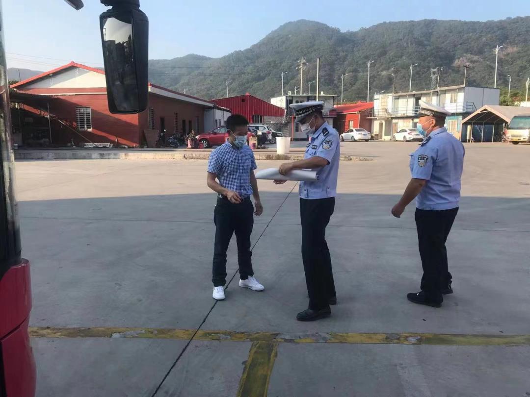 大客车发生车祸如何自救,高速公路上车辆发生故障正确做法