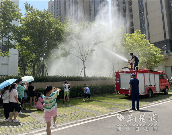 消防队的欢乐时光消防安全演练,消防员花式集体训练