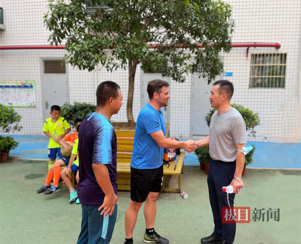 多彩暑假｜三伏天里，“洋教练”带着武汉足球小将逐梦绿荫场