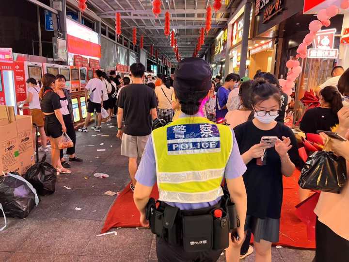 她卖烤猪蹄一天能卖到2万块，杭州夜宵天花板“啦喜街”的深夜在发生什么