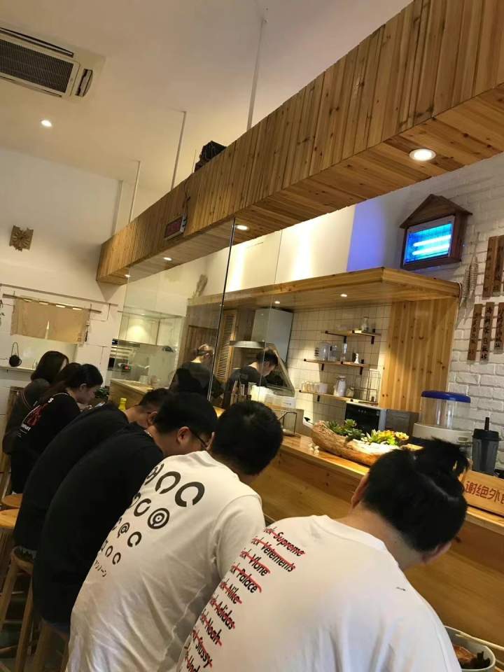 她卖烤猪蹄一天能卖到2万块，杭州夜宵天花板“啦喜街”的深夜在发生什么