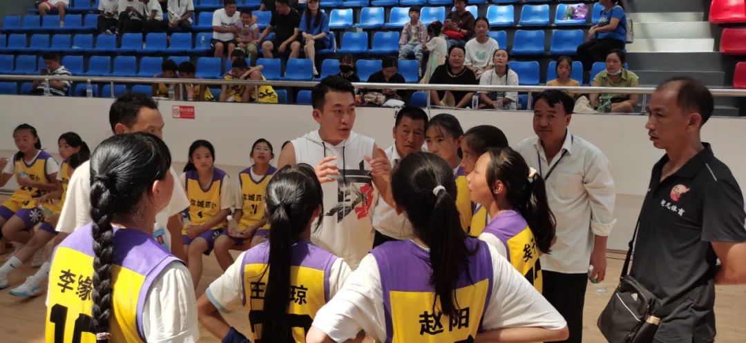 两场联赛精彩上演,校园足球联赛精彩纷呈