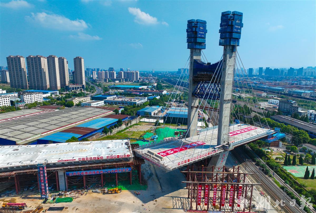 襄阳北编组站转体斜拉桥效果图,世界首座齿轮齿轨式转体斜拉桥