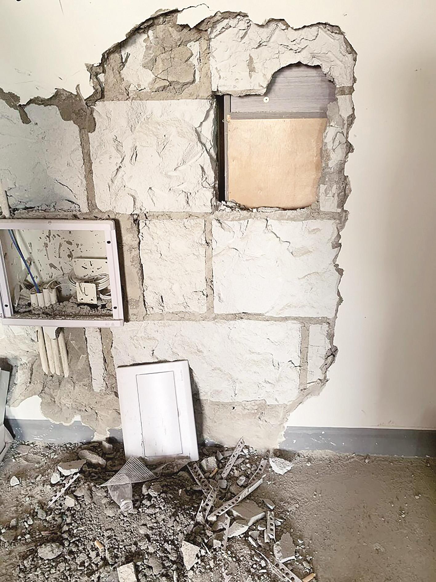 邻居纠纷法官补墙案例,邻居砸共有墙装鞋柜应该如何维权