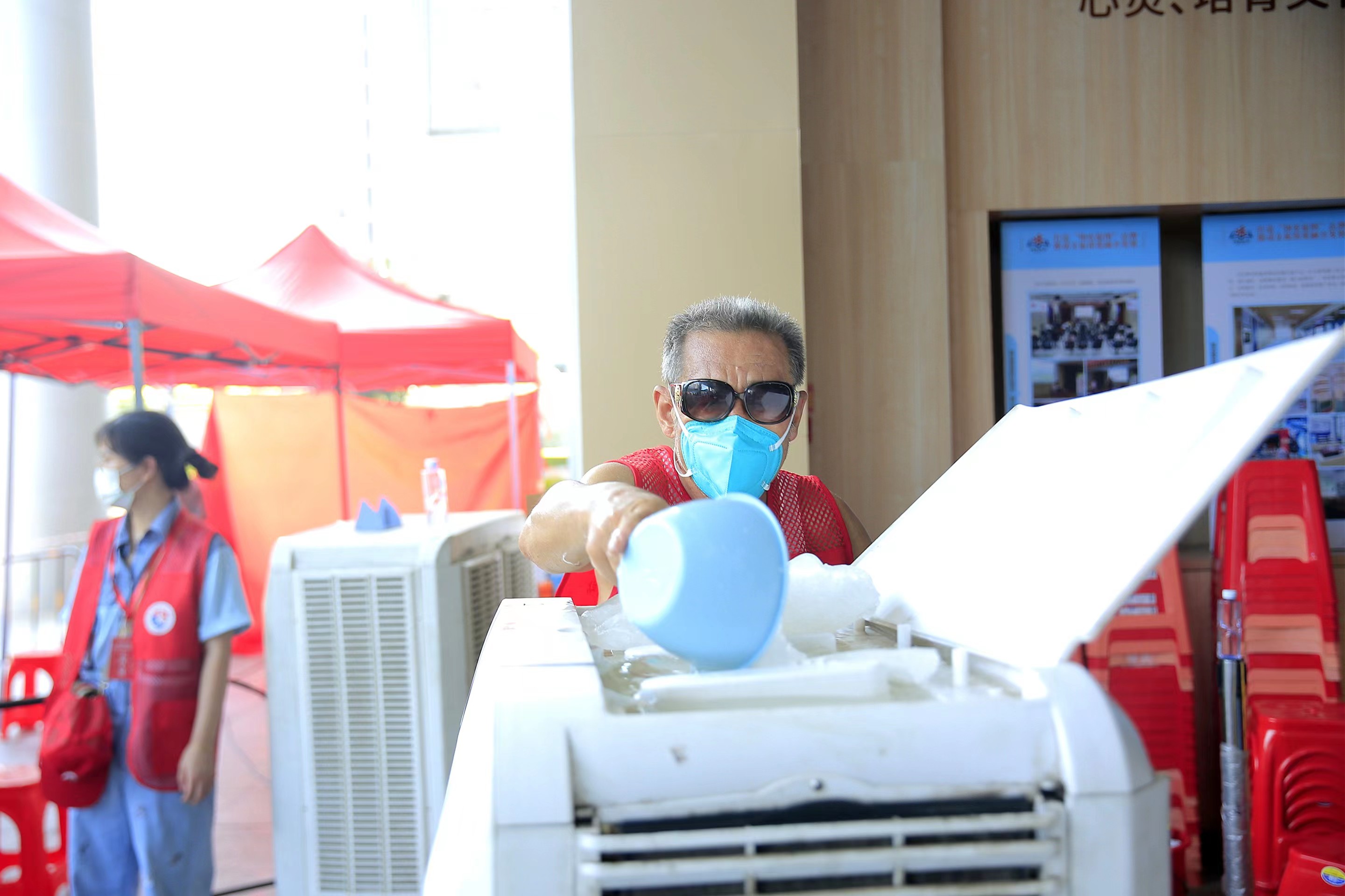 一抹志愿红温暖抗疫路,厦门抗击疫情志愿者