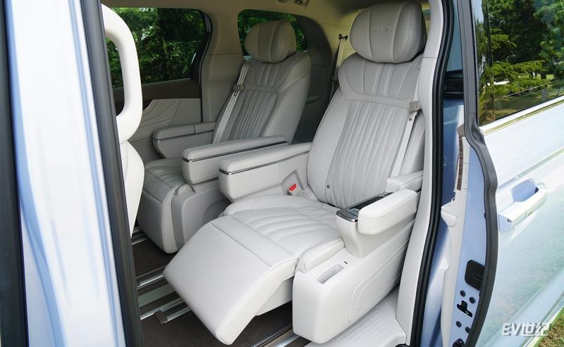 荣威imax8欢聚版路测,全球首款纯电mpv荣威imax8ev