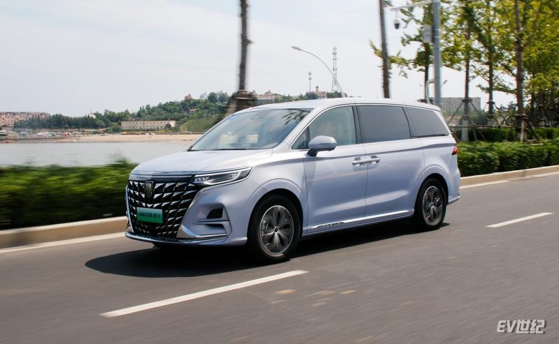 荣威imax8欢聚版路测,全球首款纯电mpv荣威imax8ev