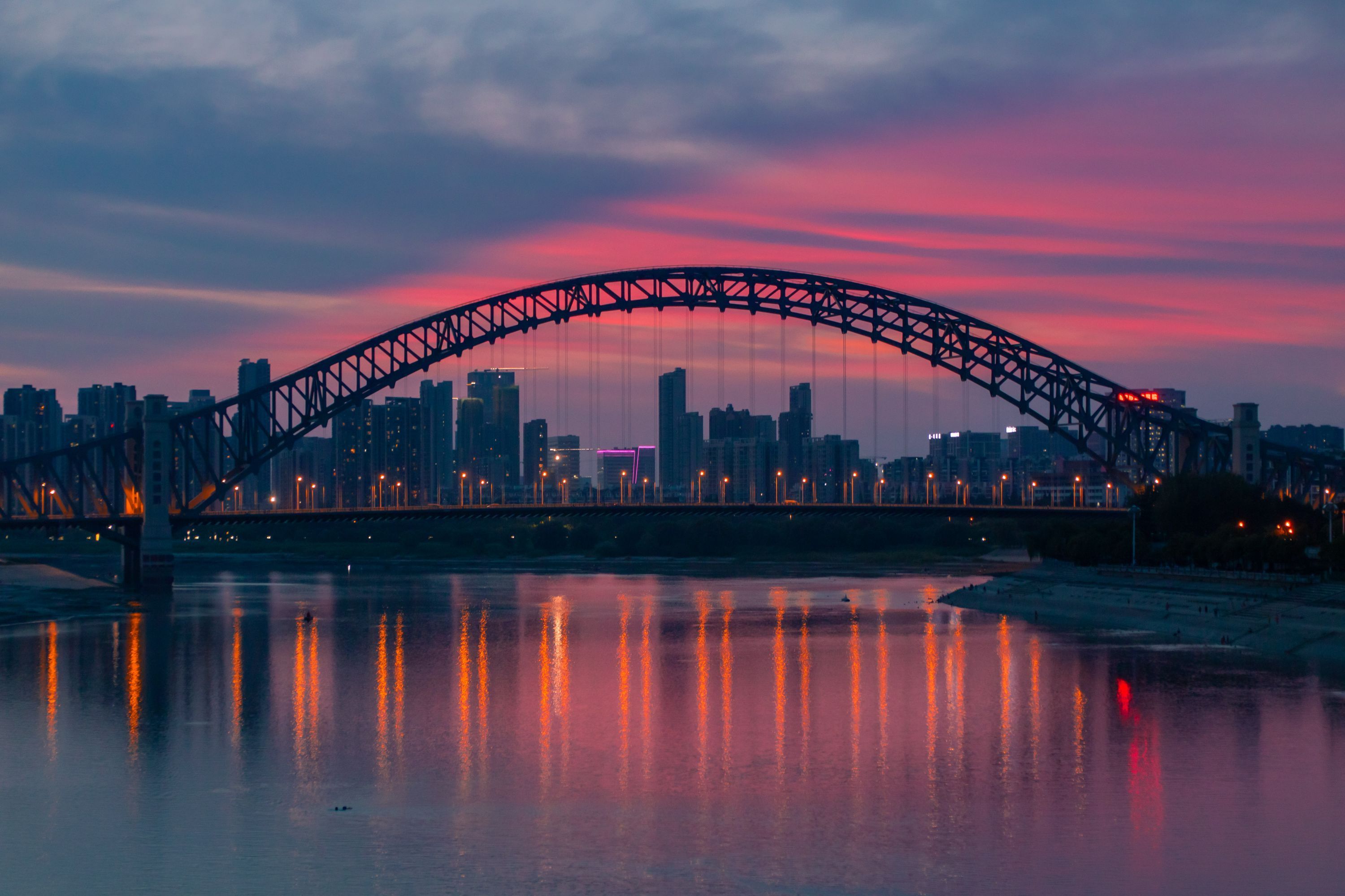 18:00后的武汉拍了拍你，5个关键词帮你解锁绝美夜景